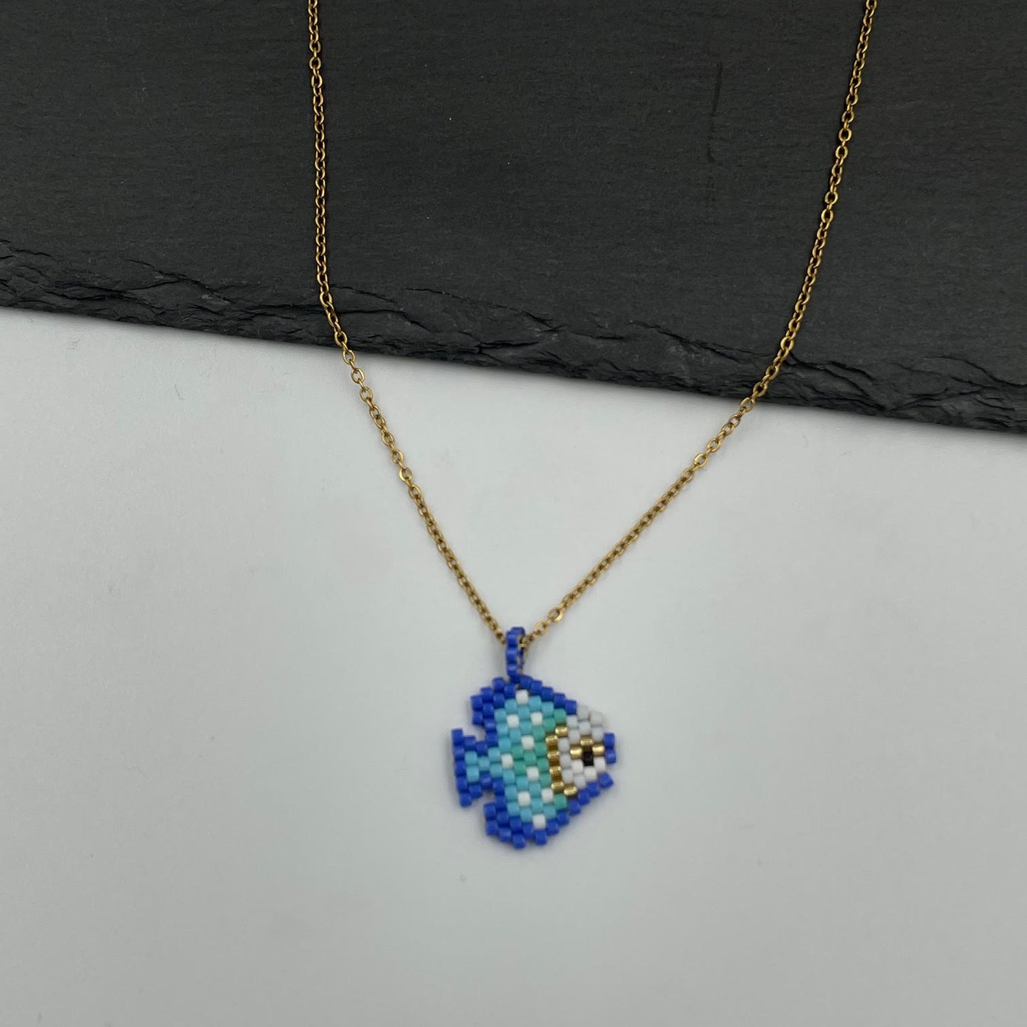 Λεπτομέρεια Mare Amore Necklace Blue Fish από ανοξείδωτο ατσάλι