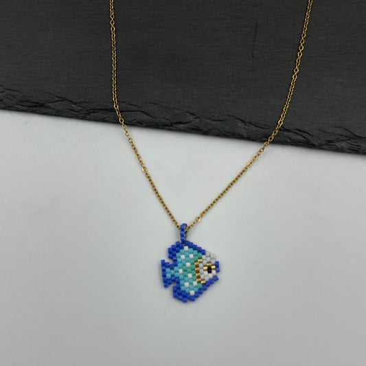 Λεπτομέρεια Mare Amore Necklace Blue Fish από ανοξείδωτο ατσάλι